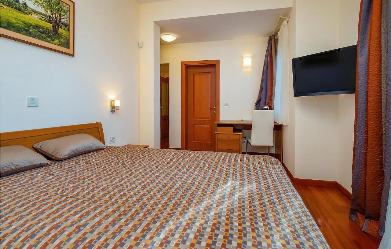 2 Bedroom Cozy Apartment In Mošćenička Draga 0*,